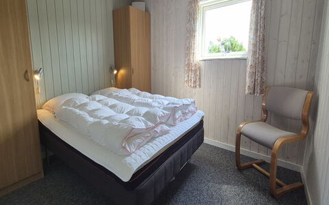 Vinny - 1Km from the Sea: Slaapkamer, Hout, Bed, Flooring, Verdieping, Laken, Interieur Ontwerp, Bedding, Meubilair, Bed Frame