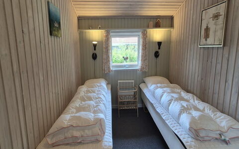 Vinny - 1Km from the Sea: Hout, Slaapkamer, Bed, Laken, Bedding, Verdieping, Bed Frame, Meubilair, Kamer, Linens