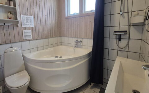 Vinny - 1Km from the Sea: Badkamer, Loodgieterswerkinrichting, Flooring, Verdieping, Interieur Ontwerp, Bad, Toilet, Loodgieter, Wastafel In De Badkamer, Kamer