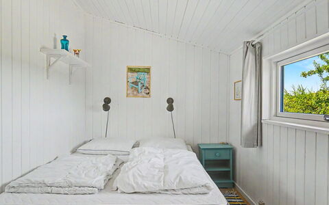 Aderice - 80M from the Sea: Hout, Slaapkamer, Flooring, Verdieping, Bed, Interieur Ontwerp, Plafond, Laken, Bedding, Bed Frame