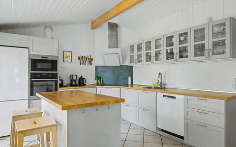 Aderice - 80M from the Sea: Keuken, Toestel Van De Keuken, Countertop, Major Appliance, Flooring, Cabinetry, Hout, Interieur Ontwerp, Verdieping, Huishoudapparatuur