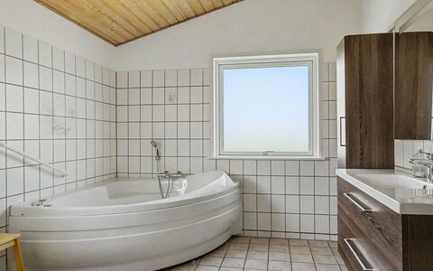 Aderice - 80M from the Sea: Flooring, Interieur Ontwerp, Loodgieterswerkinrichting, Verdieping, Badkamer, Plafond, Bad, Loodgieter, Kraan, Kamer