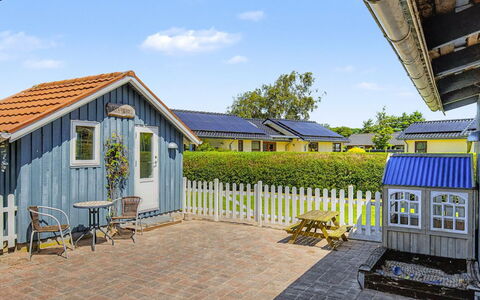 Aderice - 80M from the Sea: Huis, Huis, Dak, Verblijf, Siding, Tuin, Schaduw, Landgoed, Werf, Landscaping