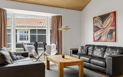 Askatla - 50M to the Fjord: Meubilair, Interieur Ontwerp, Flooring, Bankstel, Verdieping, Hout, Woonkamer, Plafond, Houten Vloer, Kamer