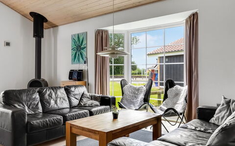 Askatla - 50M to the Fjord: Meubilair, Interieur Ontwerp, Hout, Flooring, Bankstel, Plafond, Verdieping, Woonkamer, Huis, Houten Vloer