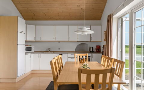 Askatla - 50M to the Fjord: Meubilair, Flooring, Interieur Ontwerp, Hout, Verdieping, Plafond, Stoel, Keuken En Eettafel, Lichte Inrichting, Eetkamer
