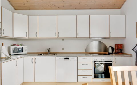 Askatla - 50M to the Fjord: Keuken, Countertop, Flooring, Meubilair, Hout, Toestel Van De Keuken, Interieur Ontwerp, Plafond, Cabinetry, Verdieping