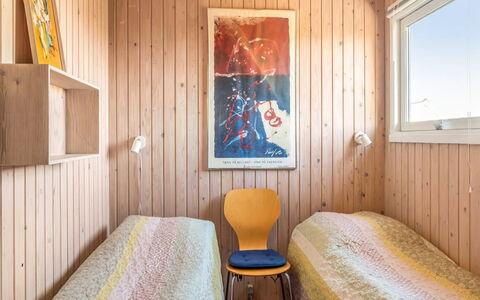 Eldmar - 500M from the Sea: Muur, Flooring, Hout, Interieur Ontwerp, Verdieping, Slaapkamer, Plafond, Bed, Laken, Kamer