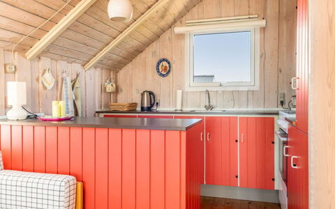 Eldmar - 500M from the Sea: Rood, Hout, Interieur Ontwerp, Plafond, Huis, Oranje, Meubilair, Kamer, Keuken, Beits