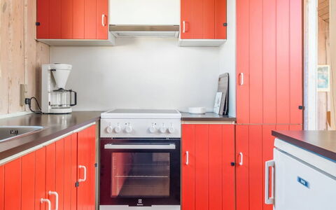 Eldmar - 500M from the Sea: Rood, Keuken, Hout, Cabinetry, Major Appliance, Toestel Van De Keuken, Kast, Countertop, Interieur Ontwerp, Flooring