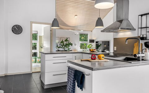 Ozrenka - from the Sea: Keuken, Countertop, Meubilair, Interieur Ontwerp, Flooring, Toestel Van De Keuken, Cabinetry, Lichte Inrichting, Plafond, Huishoudapparatuur