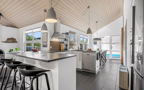 Ozrenka - from the Sea: Plafond, Flooring, Interieur Ontwerp, Keuken, Countertop, Meubilair, Verdieping, Keuken En Eettafel, Huis, Stoel