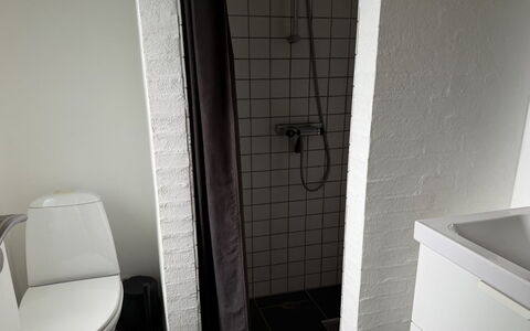 Ozrenka - from the Sea: Muur, Loodgieterswerkinrichting, Badkamer, Verdieping, Flooring, Toilet, Loodgieter, Interieur Ontwerp, Wc Bril, Kamer