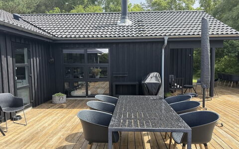 Ozrenka - from the Sea: Hout, Huis, Dak, Siding, Deur, Verblijf, Dek, Buitenmeubels, Patio