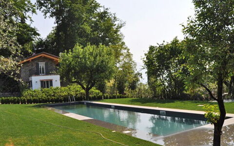 Robilant: Zwembad, Tuin, Gazon, Backyard, Landgoed, Reflectie, Landscaping, Waterpartij, Werf, Schaduw