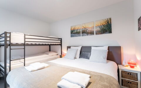 Cosy @ Sea: Bed, Slaapkamer, Meubilair, Interieur Ontwerp, Verdieping, Laken, Bedding, Bed Frame, Hoofdkussen, Hardwood