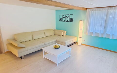 Ferienwohnung Enzian: Meubilair, Flooring, Verdieping, Interieur Ontwerp, Bankstel, Hout, Houten Vloer, Woonkamer, Tafel, Kamer