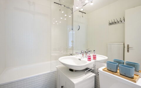 Casa Curnera 8: Badkamer, Interieur Ontwerp, Loodgieterswerkinrichting, Muur, Flooring, Wastafel, Wastafel In De Badkamer, Verdieping, Kraan, Spiegel