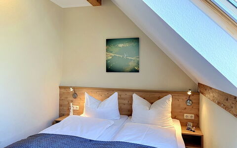 Tonis Strandidyll: Hout, Interieur Ontwerp, Flooring, Verdieping, Slaapkamer, Meubilair, Huis, Bed, Hardwood, Bedding