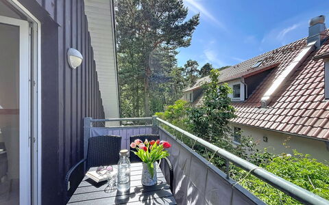 Tonis Strandidyll: Dek, Schaduw, Balkon, Veranda, Leuning, Buitenmeubels, Hardwood, Stoel, Buitentafel, Kamerplant