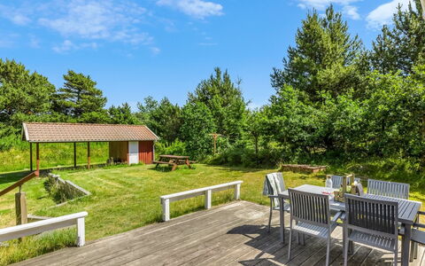 Oke - 1.2Km from the Sea: Struik, Land Lot, Verblijf, Hardwood, Tuin, Plank, Dek, Beits, Landscaping, Werf