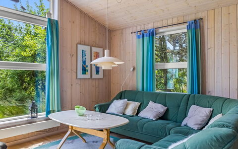 Oke - 1.2Km from the Sea: Hout, Interieur Ontwerp, Flooring, Verdieping, Meubilair, Plafond, Kamer, Houten Vloer, Woonkamer, Beits