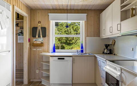 Oke - 1.2Km from the Sea: Hout, Keuken, Flooring, Interieur Ontwerp, Verdieping, Major Appliance, Countertop, Plafond, Meubilair, Kamer