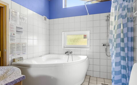 Oke - 1.2Km from the Sea: Badkamer, Loodgieterswerkinrichting, Bad, Flooring, Interieur Ontwerp, Muur, Verdieping, Plafond, Kraan, Loodgieter