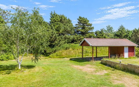 Oke - 1.2Km from the Sea: Gras, Struik, Land Lot, Verblijf, Landelijk Gebied, Tuin, Groundcover, Garden Gebouwen, Schuur, Weide