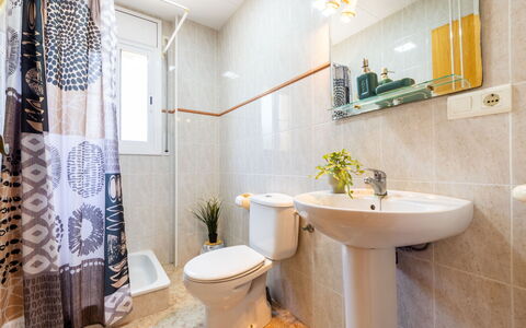 Lisa: Wc Bril, Toilet, Badkamer, Loodgieterswerkinrichting, Flooring, Interieur Ontwerp, Verdieping, Loodgieter, Wastafel, Wastafel In De Badkamer