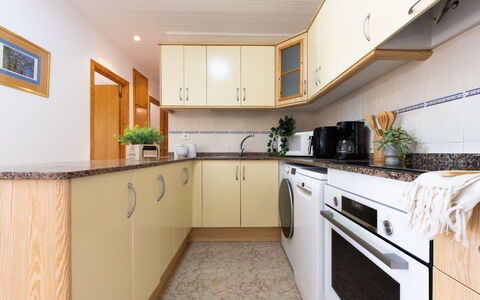 Lisa: Keuken, Flooring, Interieur Ontwerp, Countertop, Toestel Van De Keuken, Meubilair, Hout, Cabinetry, Major Appliance, Verdieping