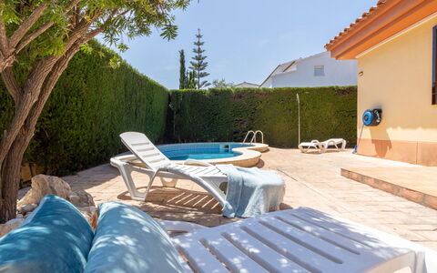 Lisa: Zwembad, Vrije Tijd, Buitenmeubels, Toevlucht, Eco Hotel, Schaduw, Vakantie, Villa, Paraplu, Stoel