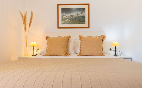 Lisa: Bed, Meubilair, Bedding, Interieur Ontwerp, Slaapkamer, Laken, Muur, Verdieping, Kamer, Linens