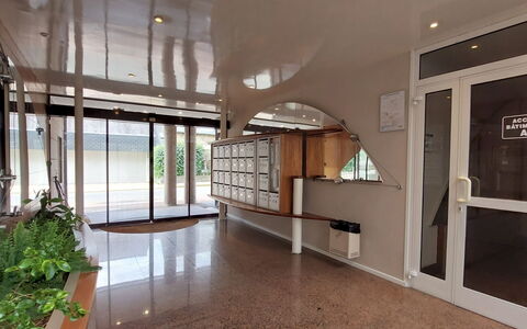 Hotel de Ville: Meubilair, Keuken En Eettafel, Stoel, Verdieping, Zee, Balkon, Oceaan, Toevlucht, Eco Hotel, Eetkamer
