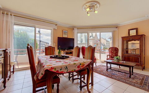 Hotel de Ville: Meubilair, Keuken En Eettafel, Stoel, Verdieping, Zee, Balkon, Oceaan, Toevlucht, Eco Hotel, Eetkamer