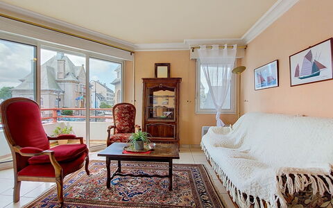 Hotel de Ville: Meubilair, Keuken En Eettafel, Stoel, Verdieping, Zee, Balkon, Oceaan, Toevlucht, Eco Hotel, Eetkamer