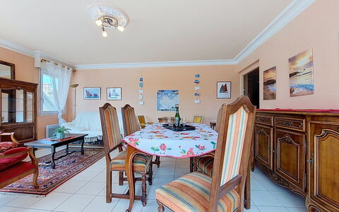 Hotel de Ville: Meubilair, Keuken En Eettafel, Stoel, Verdieping, Zee, Balkon, Oceaan, Toevlucht, Eco Hotel, Eetkamer
