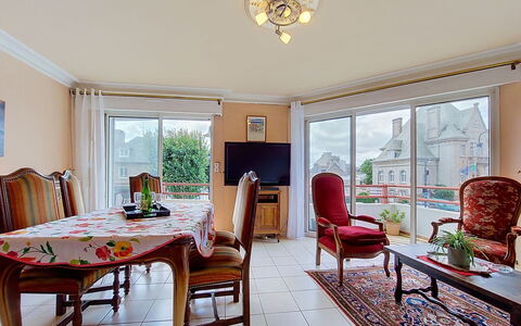 Hotel de Ville: Meubilair, Keuken En Eettafel, Stoel, Verdieping, Zee, Balkon, Oceaan, Toevlucht, Eco Hotel, Eetkamer