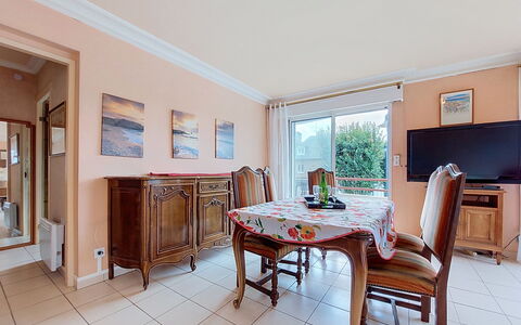 Hotel de Ville: Meubilair, Keuken En Eettafel, Stoel, Verdieping, Zee, Balkon, Oceaan, Toevlucht, Eco Hotel, Eetkamer