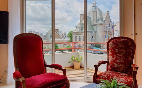 Hotel de Ville: Meubilair, Keuken En Eettafel, Stoel, Verdieping, Zee, Balkon, Oceaan, Toevlucht, Eco Hotel, Eetkamer