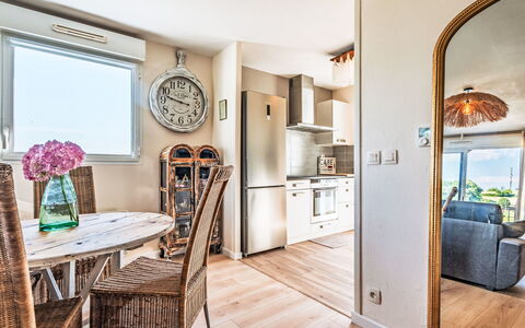 Alturan: Meubilair, Keuken En Eettafel, Stoel, Verdieping, Zee, Balkon, Oceaan, Toevlucht, Eco Hotel, Eetkamer