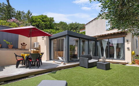 Hameau de Croisette Plage: Meubilair, Keuken En Eettafel, Stoel, Verdieping, Zee, Balkon, Oceaan, Toevlucht, Eco Hotel, Eetkamer