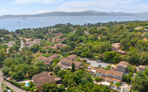 Hameau de Croisette Plage: Meubilair, Keuken En Eettafel, Stoel, Verdieping, Zee, Balkon, Oceaan, Toevlucht, Eco Hotel, Eetkamer