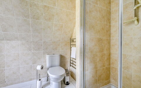 Loch Oich View (Lodge 6): Flooring, Verdieping, Plafond, Loodgieterswerkinrichting, Tegel, Badkamer, Loodgieter, Douche, Toilet
