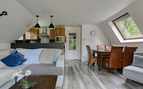 Loch Oich View (Lodge 6): Hout, Meubilair, Flooring, Interieur Ontwerp, Huis, Plafond, Verdieping, Kamer, Bankstel, Woonkamer