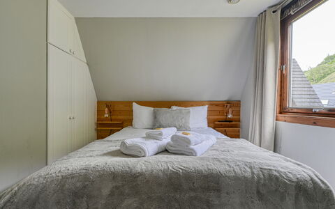 Loch Oich View (Lodge 6): Hout, Flooring, Verdieping, Slaapkamer, Interieur Ontwerp, Bed, Plafond, Huis, Laken, Bedding