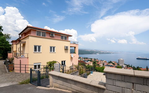 Judy: Meubilair, Keuken En Eettafel, Stoel, Verdieping, Zee, Balkon, Oceaan, Toevlucht, Eco Hotel, Eetkamer
