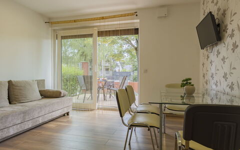 Patti 1: Meubilair, Keuken En Eettafel, Stoel, Verdieping, Zee, Balkon, Oceaan, Toevlucht, Eco Hotel, Eetkamer