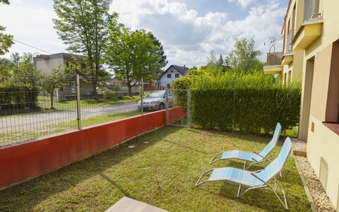 Patti 1: Meubilair, Keuken En Eettafel, Stoel, Verdieping, Zee, Balkon, Oceaan, Toevlucht, Eco Hotel, Eetkamer