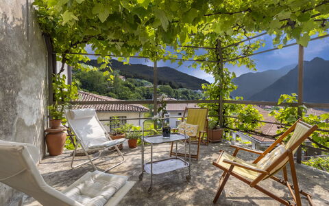 Casa Torre Il Castello: Meubilair, Keuken En Eettafel, Stoel, Verdieping, Zee, Balkon, Oceaan, Toevlucht, Eco Hotel, Eetkamer